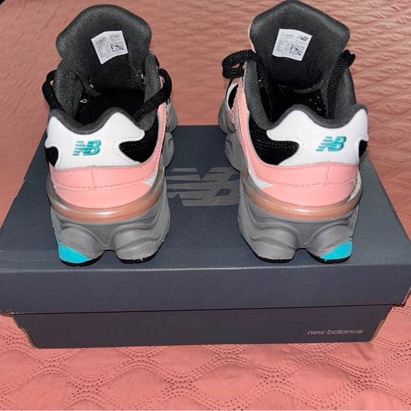 New Balance 9060 Kids size 4.5 EUC - Picture 4 of 8